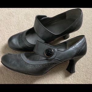 Retro look gray heels